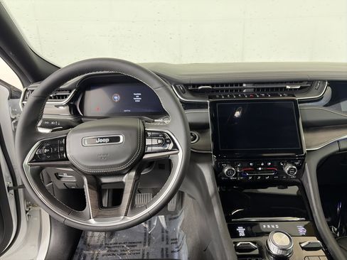 Used 2023 Jeep Grand Cherokee Overland AWD/4WD image 3
