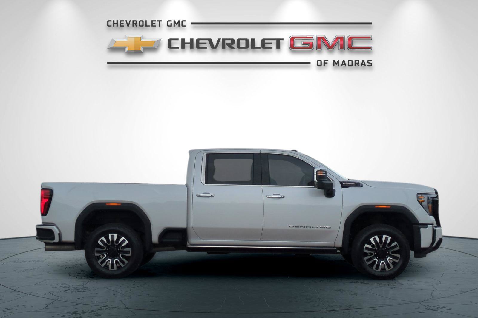 Used 2025 GMC Sierra 2500 Denali Ultimate AWD/4WD image 2
