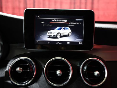 Used 2019 Mercedes-Benz GLC 300 4MATIC w/ Premium Package image 18