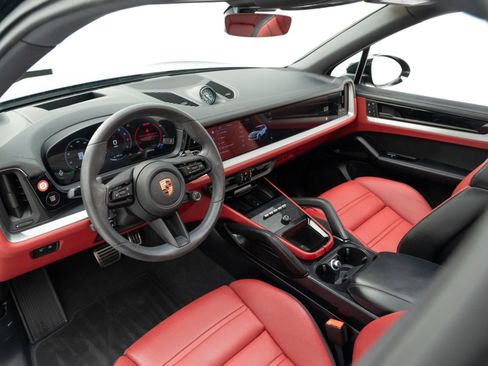 Certified 2025 Porsche Cayenne S image 4