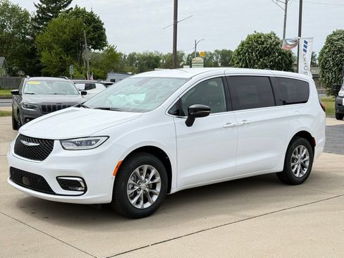 New 2026 Chrysler Pacifica Select AWD/4WD image 3