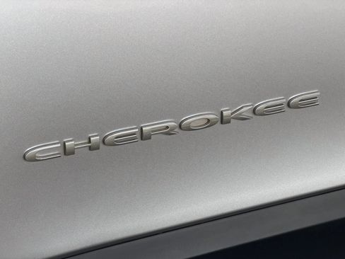 Used 2019 Jeep Cherokee Latitude Plus w/ Comfort/Convenience Group AWD/4WD image 10