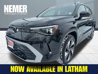 Used 2025 Volkswagen Taos SE w/ Panoramic Sunroof Package