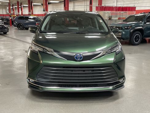 Certified 2022 Toyota Sienna XLE image 3