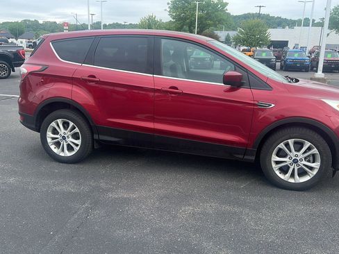 Used 2017 Ford Escape SE w/ SE Cold Weather Package AWD/4WD image 3
