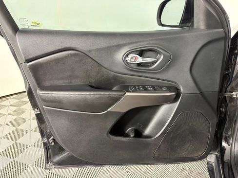 Used 2019 Jeep Cherokee Latitude Plus w/ Comfort/Convenience Group AWD/4WD image 16
