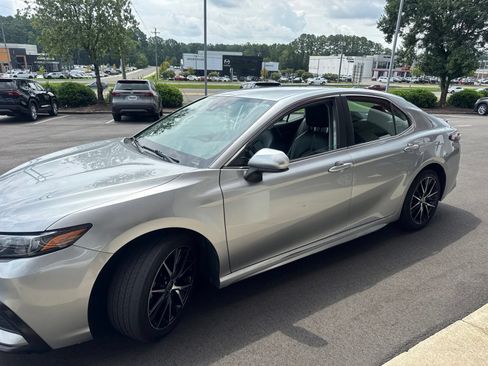 Used 2021 Toyota Camry SE FWD image 16