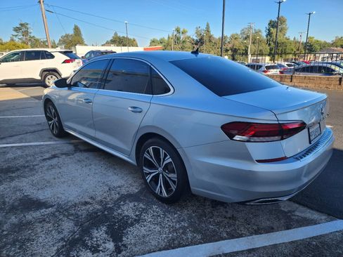 Used 2021 Volkswagen Passat 2.0T SE FWD image 2