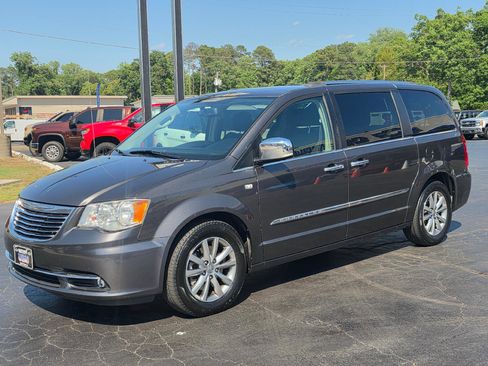 Used 2014 Chrysler Town & Country Touring-L FWD image 1