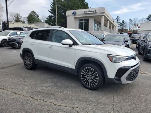 Certified 2025 Volkswagen Taos SE w/ Panoramic Sunroof Package image 3