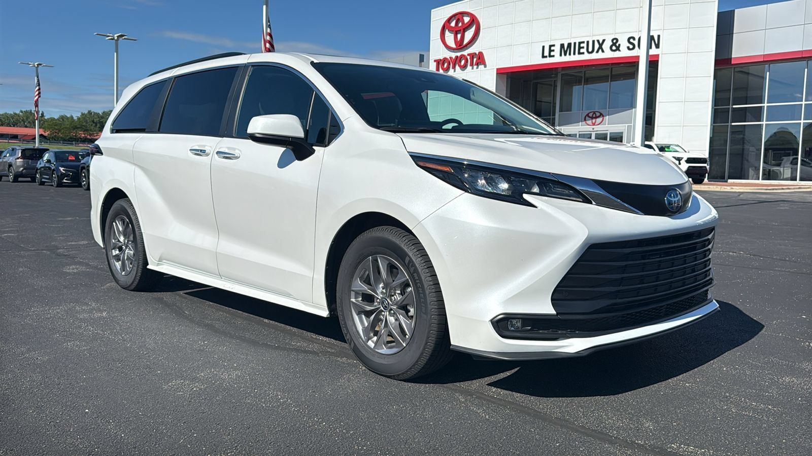 Certified 2025 Toyota Sienna XLE FWD image 1