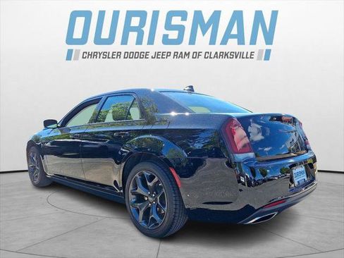 Certified 2023 Chrysler 300 Touring w/ Sport Appearance Package RWD image 4