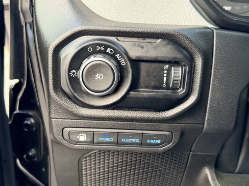 Used 2024 Jeep Wrangler Unlimited w/ Convenience Group AWD/4WD image 9