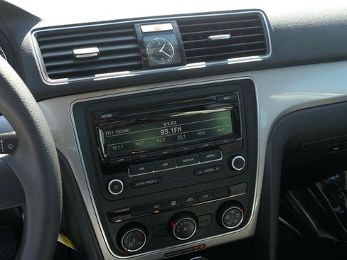 Used 2015 Volkswagen Passat 1.8T Limited Edition image 17