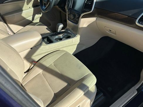 Used 2017 Jeep Grand Cherokee Laredo w/ Quick Order Package 23E image 16