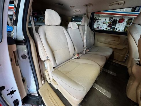 Used 2018 Kia Sedona LX image 10