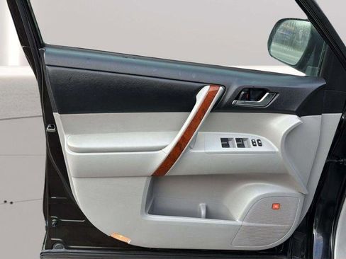 Used 2013 Toyota Highlander Limited AWD/4WD image 16