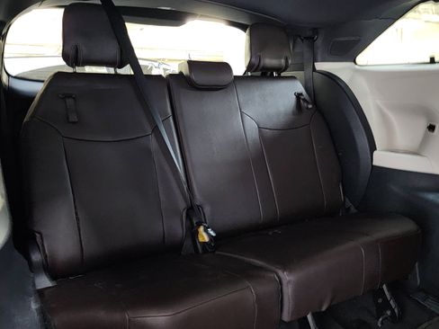 Used 2021 Toyota Sienna Platinum AWD/4WD image 23