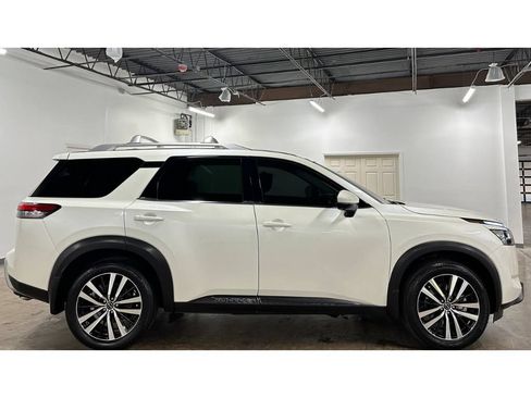 Used 2024 Nissan Pathfinder Platinum FWD image 9