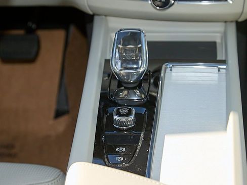 New 2026 Volvo XC60 B5 Ultra w/ Protection Package Premier image 26