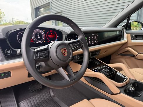 Certified 2024 Porsche Cayenne AWD/4WD image 15