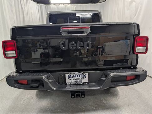 Used 2023 Jeep Gladiator Willys image 5