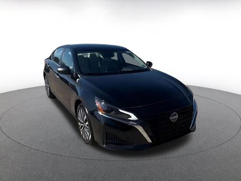 Used 2025 Nissan Altima 2.5 SV image 3