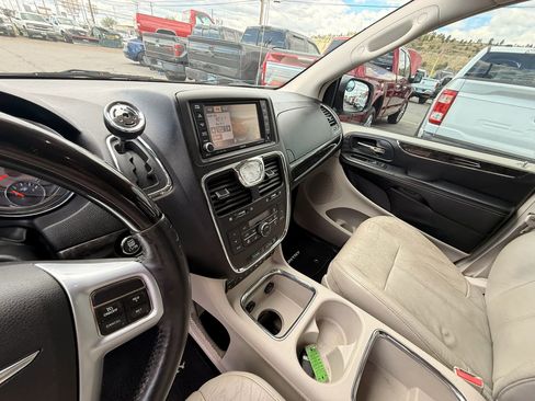 Used 2012 Chrysler Town & Country Limited FWD image 12