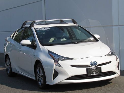 Certified 2018 Toyota Prius Four w/ Advanced Technology Package FWD image 2