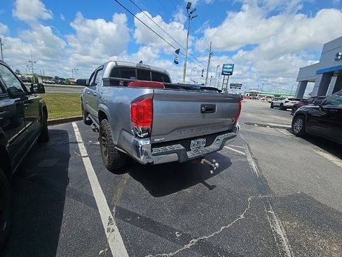 Used 2016 Toyota Tacoma SR5 w/ Towing Package image 2
