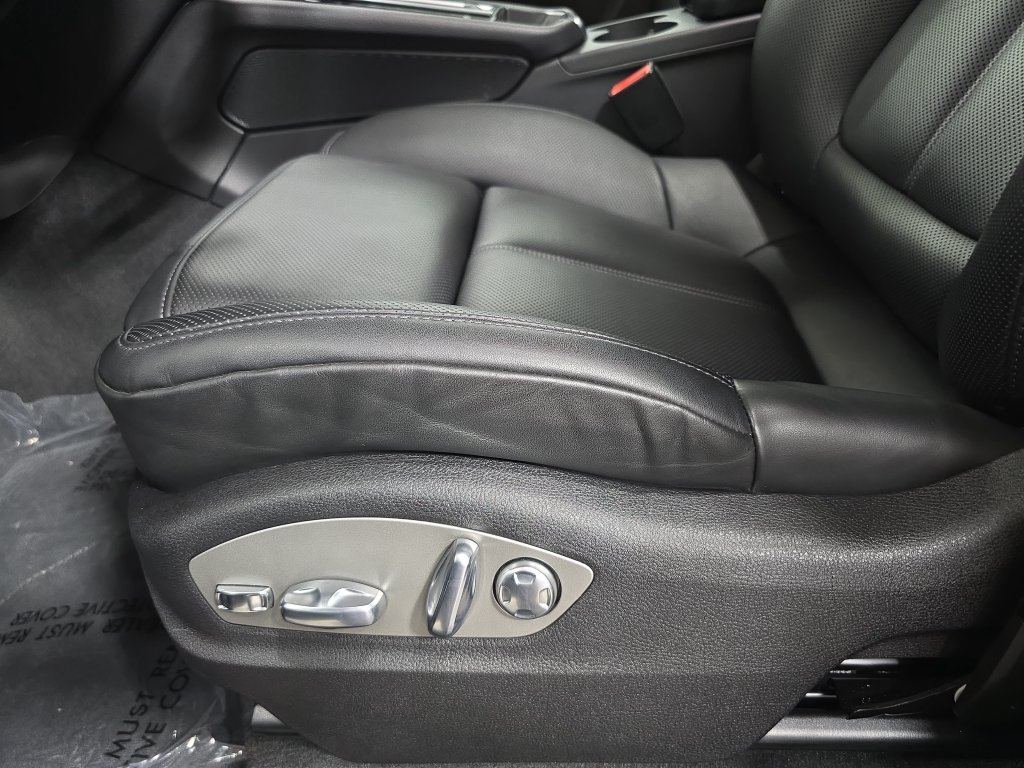 Certified 2026 Porsche Macan AWD/4WD image 23