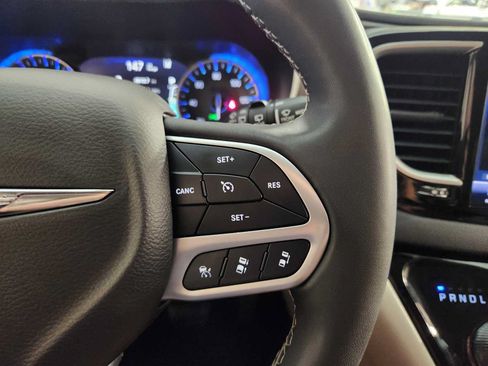 Used 2023 Chrysler Pacifica Touring-L FWD image 29