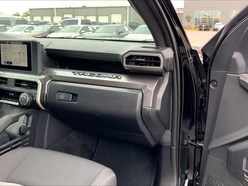 Used 2025 Toyota Tacoma TRD Sport AWD/4WD image 18