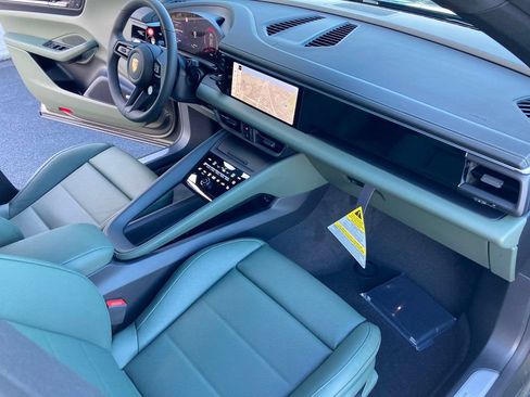 Used 2025 Porsche Macan 4S Electric AWD/4WD image 31