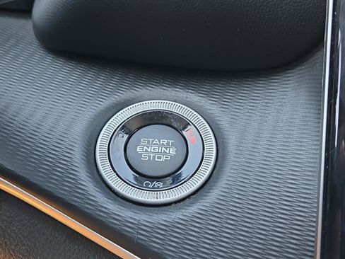 Used 2023 Jeep Grand Cherokee Laredo image 24