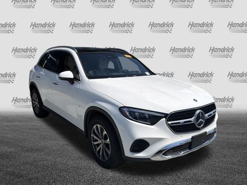 Used 2025 Mercedes-Benz GLC 300 4MATIC image 2