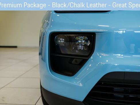 Used 2025 Porsche Macan 4S Electric AWD/4WD image 25