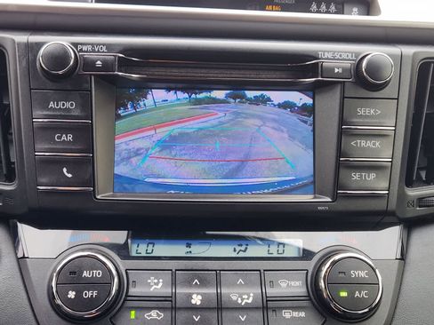 Used 2018 Toyota RAV4 LE AWD/4WD image 17