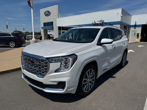 Used 2023 GMC Terrain Denali w/ Denali Premium Package AWD/4WD image 4