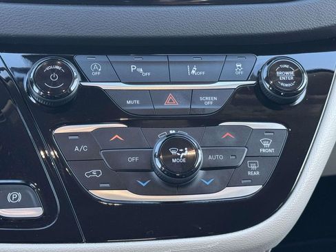 Used 2023 Chrysler Pacifica Touring-L image 5