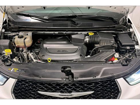 Used 2024 Chrysler Pacifica Touring-L image 11