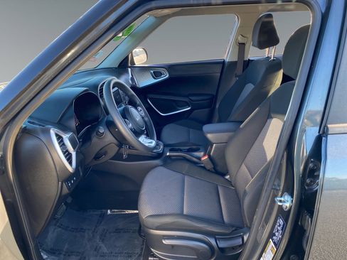 Used 2025 Kia Soul LX FWD image 9