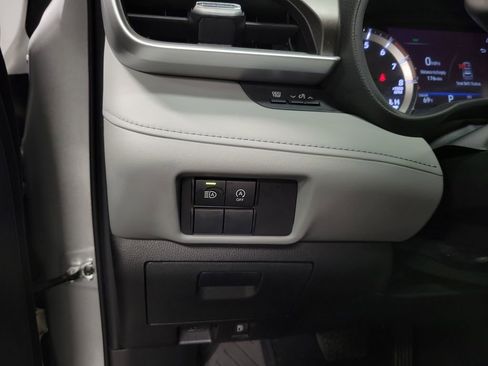Used 2023 Toyota Highlander L FWD image 21