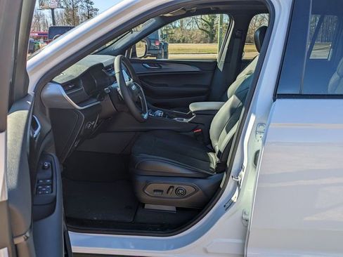 New 2025 Jeep Grand Cherokee Altitude image 18