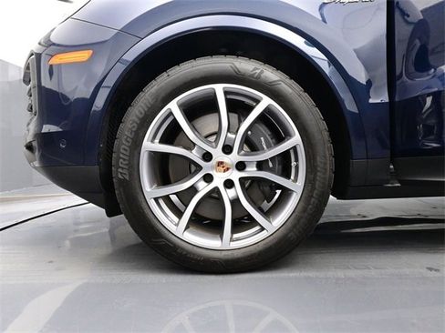 Used 2025 Porsche Cayenne E-Hybrid image 6