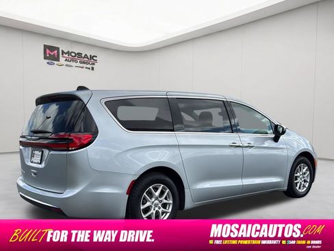 Used 2023 Chrysler Pacifica Touring-L FWD image 3