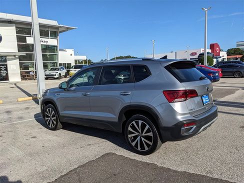 Certified 2022 Volkswagen Taos SE image 5