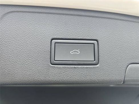 Used 2024 Volkswagen Atlas Cross Sport SE FWD image 27