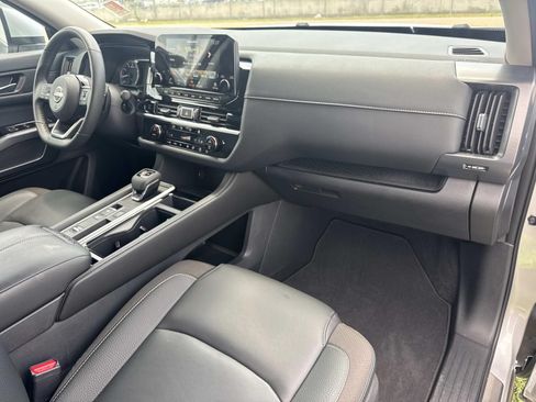 Used 2025 Nissan Pathfinder SL w/ Lighting Package (N92) FWD image 11