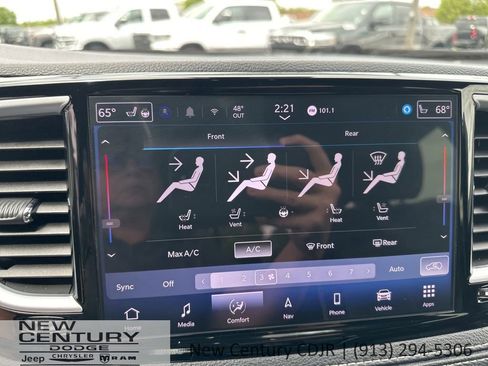 Used 2025 Chrysler Pacifica Limited FWD image 44